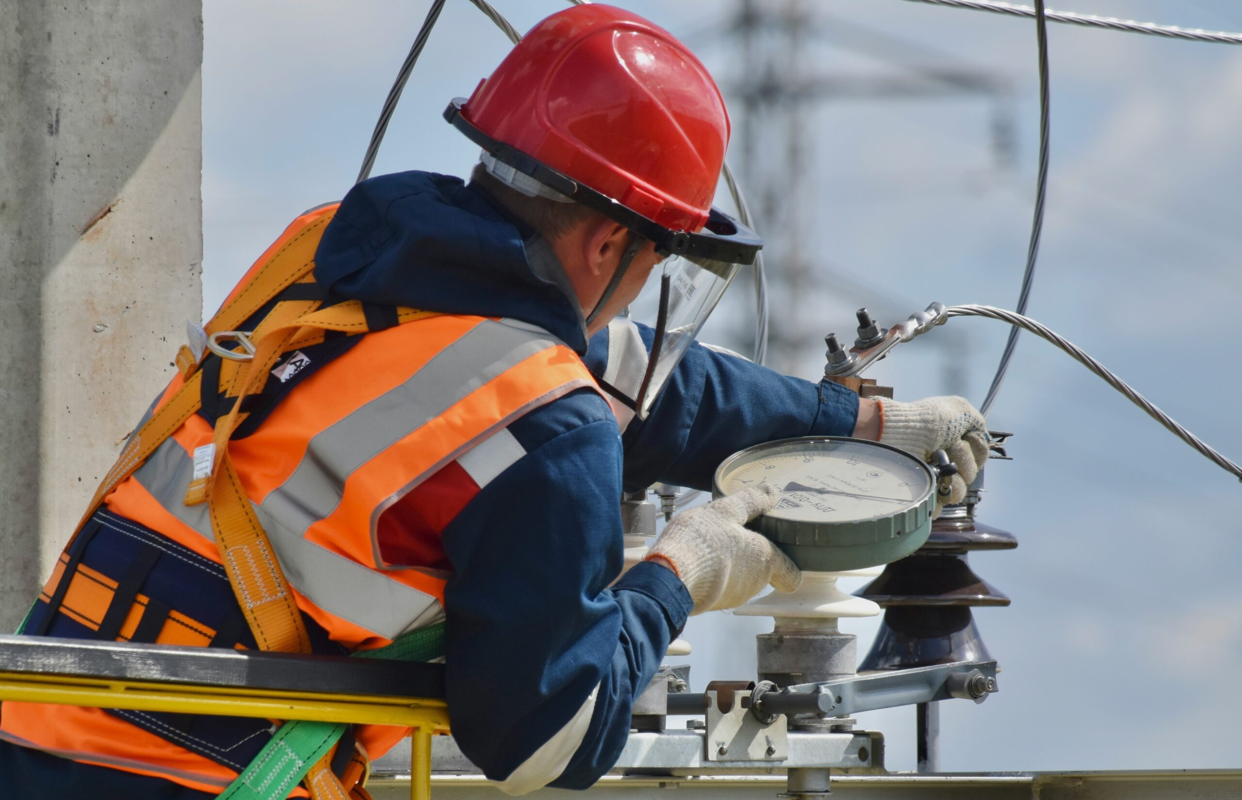 What’s the Difference Between an Electrician and an Electrical Worker?